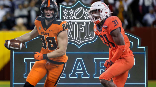 Illinois Fighting Illini cornerback Devon Witherspoon (right) and Oregon State Beavers tight end Luke Musgrave (left) could be the perfect NFL Draft duo for the Washington Commanders.